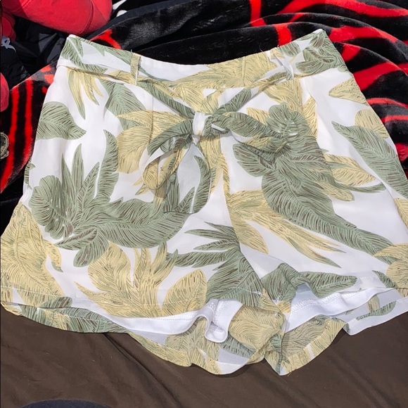 Floral shorts with an elastic waist - Picture 1 of 3